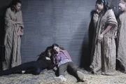 Julia (Stella Maeve, Mitte l.); Fen (Brittany Curran, Mitte r.)