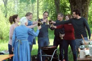 Max schmeißt endlich sein Fest am Weiher. Von links: Theresa Brunner (Ursula Erber), Annalena Brunner (Heidrun Gärtner), Max Brunner (Michael Grimm), Mike Preissinger (Harry Blank), Roland Bamberger (Horst Kummeth), Veronika Brunner (Senta Auth) und Florian Brunner (Tommy Schwimmer).