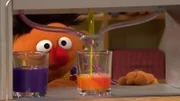 Ernie mischt Farben.