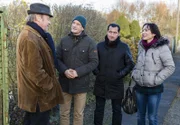 Über die Vermögensberatung des Entführten stoßen die Detektive Martin Koslowski (Sönke Möhring, 2.v.l.), Hasan Haferkamp (Tim Seyfi, 2.v.r.) und Tina (Anna Grisebach, r.) auf einen Kleingartenverein. Sie geben sich bei Bernd Glöde (Artus-Maria Matthiesen, l.) als Interessenten für eine Gartenlaube aus.