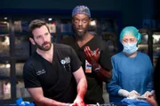 Colin Donnell als Dr. Connor Rhodes, Ato Essandoh als Dr. Isidore Latham