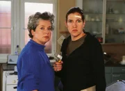 Walter (Katy Karrenbauer, re.) reizt Uschi (Barbara Freier) derart, daß Uschi ihr an den Kragen geht. Als Jutta reinkommt, spielen die beiden die Unschuldigen.