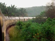 Der Eastern und Oriental Express, ein Luxuszug, führt durch Südostasien.