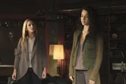 Harriet (Marlee Matlin, l.); Kady (Jade Tailor, r.)