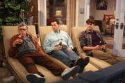 Sid Olsen (Jon Cryer, l.),  Alan Harper (Jon Cryer, M.) und Walden (Ashton Kutcher, r.) führen wichtige Männergespräche ...