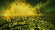 Felsen aus der Nähe, Explosion in der Ferne.