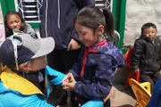 Andrea Sherpa Zimmermann (l.) mit der fünfjährigen Pemba Sherpa.