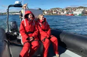 Reiseleiterin Maika Wuescher (links) und Entertainment-Managerin Corina von Wedel-Gerlach, genannt Cori, sitzen auf einem Zodiac-Boot vor St. Pierre (St. Pierre et Miquelon, französisches Übersee-Departement), wo sie eine Seehund-Kolonie besuchen.