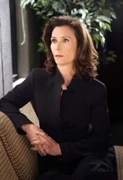 Botschafterin Elizabeth Prentiss (Kate Jackson) sucht die Hilfe ihrer Tochter Emily und des BAU-Teams ...