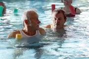 Undercover: Edwin Bremer (Tilo Prückner, l.) und Günter Hoffmann (Wolfgang Winkler, lr.) bei der Wassergymnastik in der Reha-Klinik.
