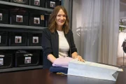 Modedesignerin Michaela Geiseder nutzt wiederverwendbare Versandtaschen, um ihren Online-Handel klimafreundlich zu machen.