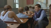 Wallace (Michael Buoni, r.)