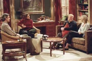 Bei einer Therapiestunde erfahren Dr. Gamble (Randall Arney, l.) und Cheryl (Courtney Thorne-Smith, r.) prekäre Details aus der Beziehung von Dana (Kimberly Williams-Paisley ,2.v.l.) und Andy (Larry Joe Campbell , 2.v.r.) ...