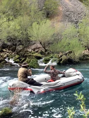 Grady Powell und Josh James fahren auf einem Floß in Kroatien einen Fluss hinunter.