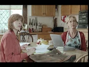 Kate Merrill (Phyllis Logan, l.), die mit ihrer Freundin und Kollegin Liz Frances (Trudie Styler, r.) einen örtlichen Jugend-Kummerkasten betreut, ist über den überraschenden Besuch der Polizei mehr als erstaunt.