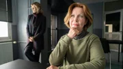Ellen (Rikke Lylloff) besucht Patrizia (Marion Kracht) im Gefängnis.