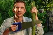 Pandabären ernähren sich fast ausschließlich von Bambus. Doch wie knacken sie die harten Stangen? "PUR+"-Moderator Eric Mayer ist im Zoo Berlin und besucht dort die Pandabären-Familie. Wie kommen die Pandas an das essbare Innere? Eric Mayer macht ein kleines Experiment, um herauszufinden, wie schwierig es ist, Bambusstangen zu knacken und zu schälen. Wie läuft ein medizinisches Training mit dem Papa Pandabär ab? Und was wird im Zoo noch getan, um der bedrohten Tierart zu helfen?