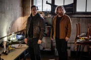 Josef Eriksson (Martin Wallström, l.) und Steinar Hovland (Kristofer Hivju, r.) aus dem Beck-Team machen sich ein Bild vom Tatort in der Flohmarkthalle.