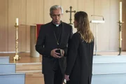 Amaia Salazar (Marta Etura, r.) vermutet, dass Padre Sarasola (Imanol Arias, l.) ein doppeltes Spiel spielt.