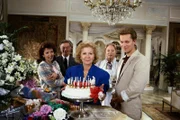 Christine von Guldenburg (Christiane Hörbiger, Mi.) hat Geburtstag, die Gäste gratulieren ihr. (V.li.: Iris Berben, Friedrich Schütter, Ingeborg Christiansen, Jochen Horst).