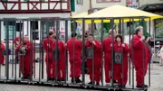 Aufführung des Straßentheaterstücks „Hierbleiben - Spuren nach Grafeneck“ des inklusiven Ensembles des Theaters Reutlingen „Die Tonne“.