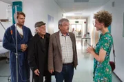 Edwin Bremer (Tilo Prückner, 2.v.l.) und Günter Hoffmann (Wolfgang Winkler, 2.v.r.) haben im Krankenhaus den verletzten Callboy Christian Kellner (Sebastian Tessenow, l.) befragt und Celine (Karen Dahmen, r.) kennengelernt.