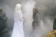 Die Nebelfrau (Stephanie Lexer) stellt Jolanthe (Svenja Jung) vor eine furchtbare Wahl.