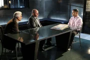 D.B. Russell (Ted Danson, l.) und Captain Jim Brass (Paul Guilfoyle, M.) befragen den Zeugen TJ Fair (Theodore Borders) zu seinen Beobachtungen im Tatzeitraum.