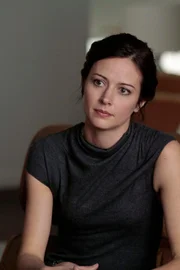 Die nächste "Person of Interest" ist die attraktive Psychologin Caroline Turing (Amy Acher), die offenbar im Auftrag eines reichen Patienten beseitigt werden soll.