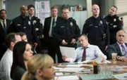 Alle beteiligten Ermittler werden auf den Fall vorbereitet: Detective Jake Moreland (Frank John Hughes, M.) ...