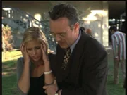 Buffy (Sarah Michelle Gellar, l.) wird von den Gedanken fremder Leute gequält, doch auch Giles (Anthony Stewart Head) kann ihr zunächst nicht helfen.
