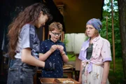 Joyce (Matilda Willigalla, r.,) ist sauer. Warum haben manche Leute so unendlich viel Geld und andere gar nicht? Während der Theaterprobe mit Marlon (Matti Schneider, M.) und Io (Clara Jaschob, l.) lässt sie ihrer Wut freien Lauf.