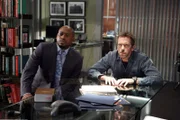 Die Psychiaterin Dr. Cate Milton, die sich gerade am Südpol befindet, ist erkrankt. Dr. Eric Foreman (Omar Epps, l.) und Dr. Gregory House (Hugh Laurie, r.) sollen eine Diagnose via Webcam stellen ...