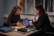 Jenny Bodén (Anna Asp, l.) hat ein Problem, das sie mit Teamleiterin Alex Beijer (Jennie Silfverhjelm, r.) besprechen muss.