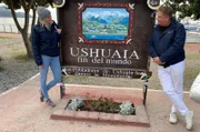 Ushuaia in Argentinien. Die Reiseleiter Caro Sattler und Konstantin Patschke machen vor ihrer Wanderung noch ein Foto vor dem Schild "Fin del Mundo".