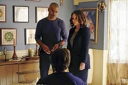 Das Team untersucht einen Fall, bei dem mehrere erfrorene Leichen in den Gewässern Nebraskas entdeckt wurden. Derek (Shemar Moore, l.) und Kate (Jennifer Love Hewitt, r.) beginnen mit den Ermittlungen und stoßen auf Tom Fallon (Max Potesky, M.). Doch hat er etwas damit zu tun?