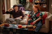 Eine ganz besondere Geburtstagsparty: Berta (Conchata Ferrell, r.) und Walden (Ashton Kutcher, l.) ...