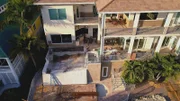 Lucas Congdon und sein Team machen kurzen Prozess mit dem ramponierten Pool, der den Garten der Familie bisher in eine einzige Baustelle verwandelt hat.
