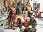 Der König (Vladimir Brabec) versucht mit List und Tücke die Macht in seinem Reich zu sichern. Dazu gehört auch ein fürchterlicher fleischfressender Drache.
