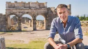 Dirk Steffens untersucht in den Ruinen von Hierapolis das rätselhafte Höllentor.