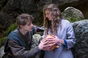 Das Geheimnis um den süßen Brei verbindet Jolanthe (Svenja Jung) und Veit von Hammerlitz (Merlin Rose).