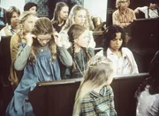 (v.l.n.r.) Mary (Melissa Sue Anderson) und Laura (Melissa Gilbert) bieten Joseph (Caesar Ramirez) einen Platz auf ihrer Schulbank an.