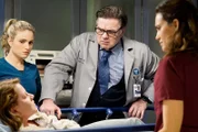 Sie behandeln ein suizidgefährdete Patientin: Oliver Platt als Dr. Daniel Charles, Torrey DeVitto als Dr. Natalie Manning (r.).