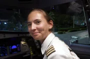 Co-Pilotin Alina im Cockpit.