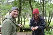 Bild von Joshua Wilson und Melanee, die lächeln, während Melanee einen Pilz hält.