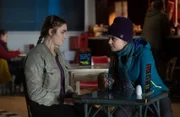Morgan Strandhed (Silvie Furneaux, l.) macht die Bekanntschaft von Sigi Gunderson (Imogen Mackie Walker, r.).