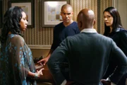Mit Prentiss (Paget Brewster, r.) findet Morgan (Shemar Moore, 2.v.l.) im Stadthaus von Karen (Sharon Brathwaite-Sanders, l.) und Dan (Jo D. Jonz, 2.v.r.), das in der Vandalismusphase ebenfalls demoliert worden ist, eine neue Leiche. Langsam kommt das Team den Tätern auf die Spur ...