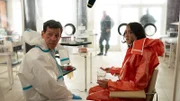 Der Doktor (Ole Lagerpusch) ist davon überzeugt, dass er in Evelins (Emily Kusche) Blut den Schlüssel zu einem Heilmittel gegen die Taubengrippe findet.
