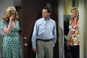 Alan (Jon Cryer, M.) hat soeben die Beziehung mit Donna (Kimberly Quinn, l.) beendet, weil sie ihm zu langweilig geworden ist, als plötzlich Georgia (Sandra Dee Robinson, r.) in der Tür steht, die von Donna eigentlich für einen flotten Dreier bestellt wurde ...