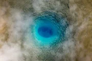 Ruhender Geysir auf Island.